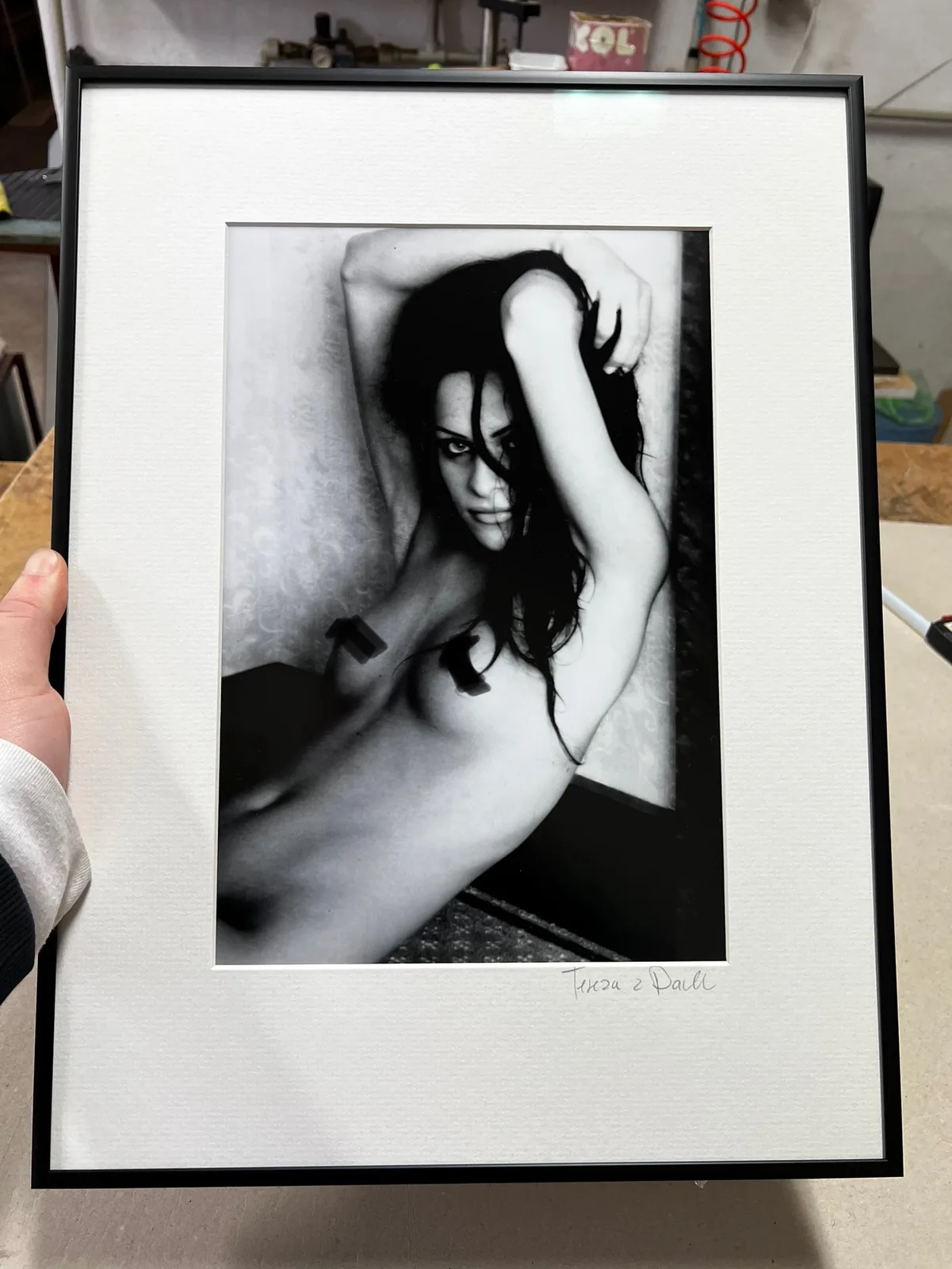 Černobílá fotografie s širokou paspartou