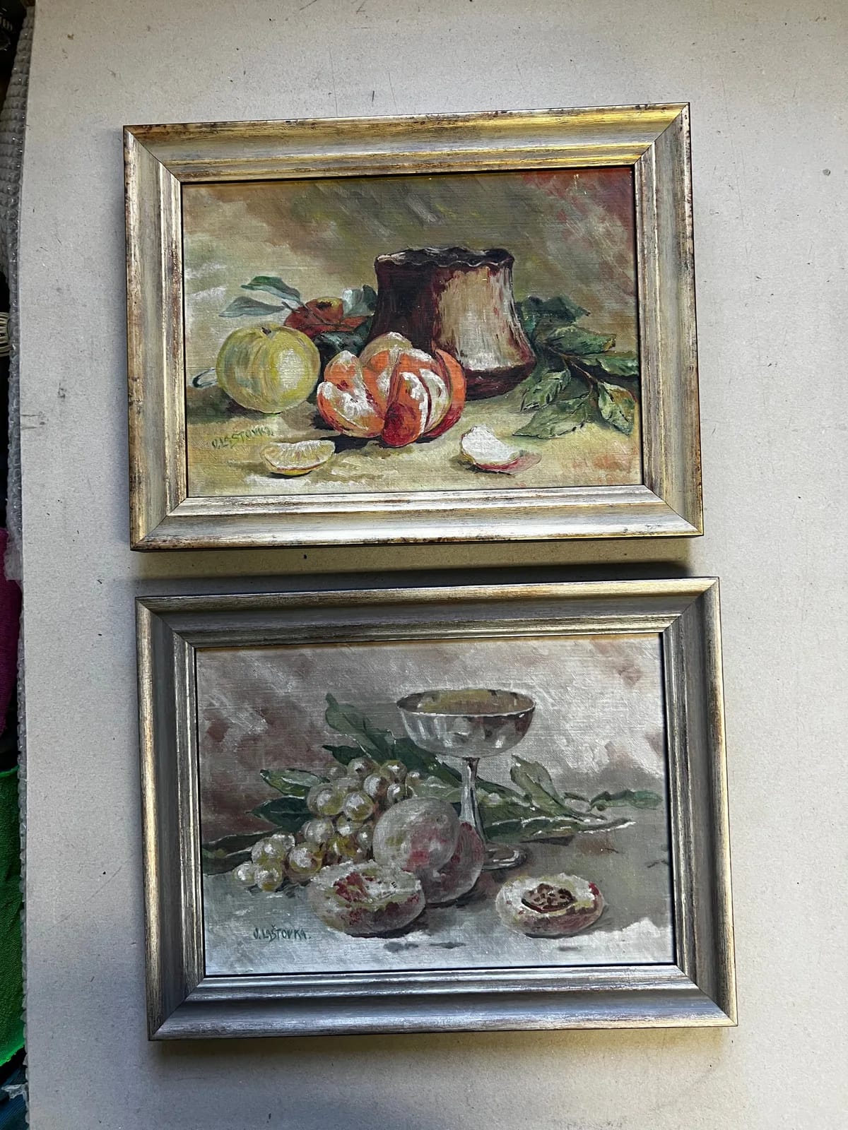 Dvojice zátiší v rámech se světlou patinou