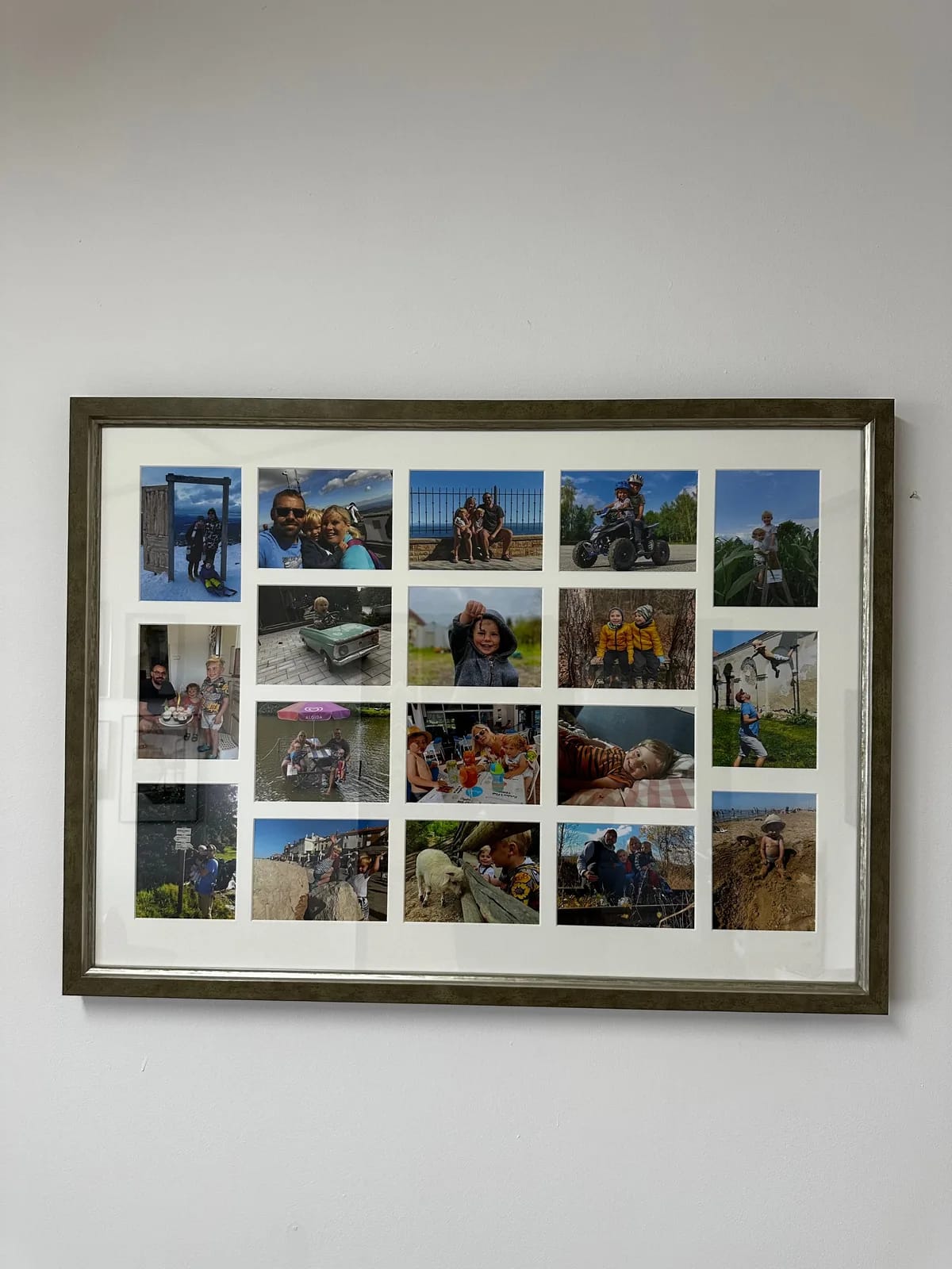 Fotografická koláž s bílou paspartou